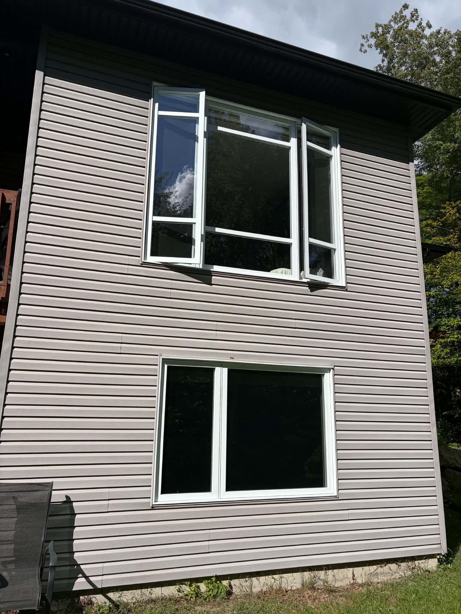 Fenêtre du bas avec effet miroir vue de l'extérieur