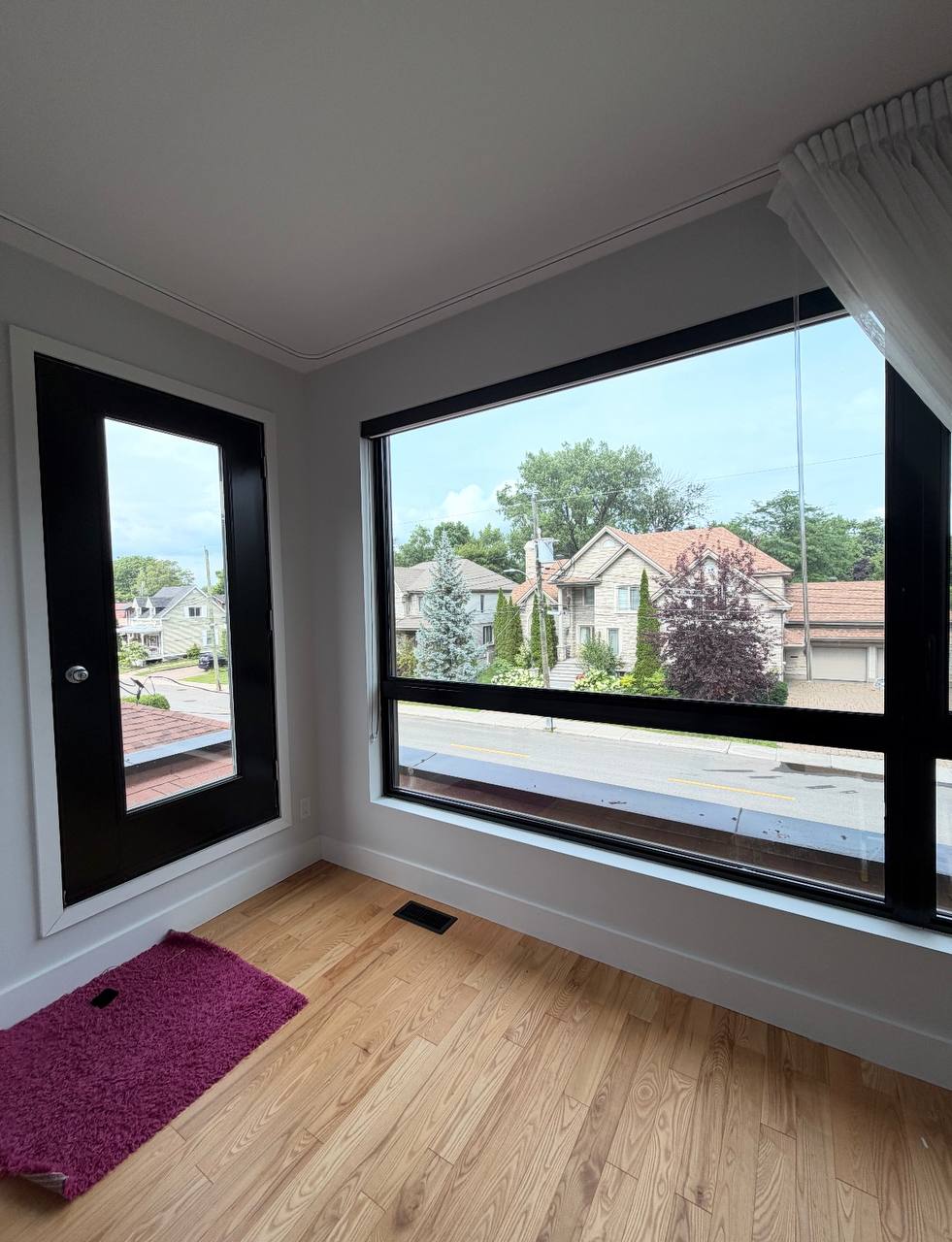 Pièce d'angle avec vue sur la rue